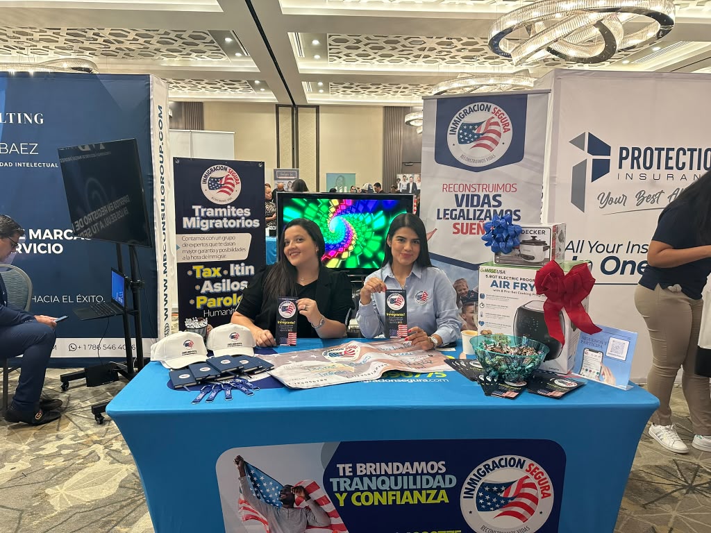 Equipo de Inmigración Segura en un evento